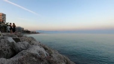 TORREMOLINOS, SPAIN - 20 Ağustos 2023: Rincon del Sol plajı üzerinde gün batımı, Akdeniz Torremolinos, Malaga, İspanya 'da 20 Ağustos 2023