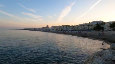 TORREMOLINOS, SPAIN - 20 Ağustos 2023: Rincon del Sol plajı üzerinde gün batımı, Akdeniz Torremolinos, Malaga, İspanya 'da 20 Ağustos 2023