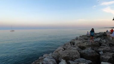 TORREMOLINOS, SPAIN - 20 Ağustos 2023: Rincon del Sol plajı üzerinde gün batımı, Akdeniz Torremolinos, Malaga, İspanya 'da 20 Ağustos 2023