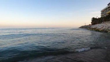 TORREMOLINOS, SPAIN - 20 Ağustos 2023: Rincon del Sol plajı üzerinde gün batımı, Akdeniz Torremolinos, Malaga, İspanya 'da 20 Ağustos 2023