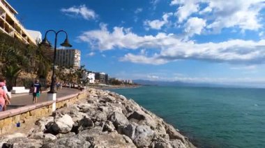 TORREMOLINOS, SPAIN - 20 Ağustos 2023: Rincon del Sol plajı üzerinde gün batımı, Akdeniz Torremolinos, Malaga, İspanya 'da 20 Ağustos 2023