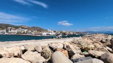 BENALMADENA, İspanya - 2 Eylül 2023 'te İspanya' nın Benalmadena kentinde yaz sabahı yat marinası