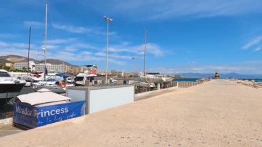 BENALMADENA, İspanya - 2 Eylül 2023 'te İspanya' nın Benalmadena kentinde yaz sabahı yat marinası