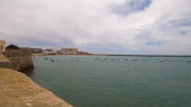 Cadiz Espanha Abril 2023 Barcos Praia Caleta Cádiz Espanha Abril — Vídeo de Stock