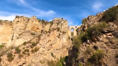 RONDA, İspanya - 6 Ekim 2023: Puente Nuevo Köprüsü 'nün güneşli bir günde, 6 Ekim 2023 tarihinde İspanya' nın Ronda kentinde panoramik manzarası