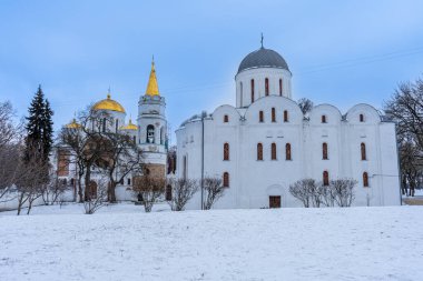 CHERNIHIV, UKRAINE - 27 Aralık 2021: Chernihiv, Ukrayna 'da birçok kilise ve manastırla birlikte tarihi şehir merkezinde yürüyüş