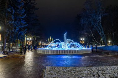 CHERNIHIV, UKRAINE - 27 Aralık 2021: Ukrayna 'nın Chernihiv kentinde 2022 yılbaşı öncesi şehir merkezinde aydınlanma