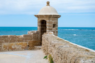 CADIZ, İspanya - 30 Nisan 2023: Cadiz, İspanya Saint Catalina Şatosu 30 Nisan 2023