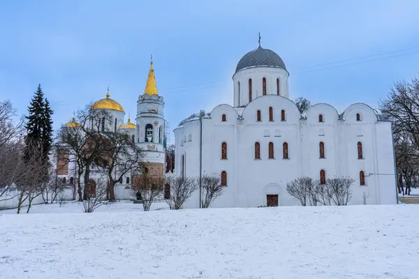CHERNIHIV, UKRAINE - 27 Aralık 2021: Chernihiv, Ukrayna 'da birçok kilise ve manastırla birlikte tarihi şehir merkezinde yürüyüş