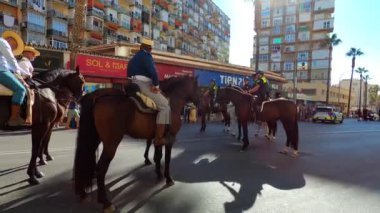 TORREMOLINOS, SPAIN - 24 Eylül 2023: 24 Eylül 2023 tarihinde İspanya 'nın Torremolinos kentindeki fuarın ilk günü olarak geleneksel San Miguel Romeria (Romeria de San Miguel) festivalinde hacılar