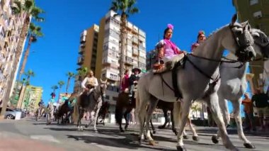 TORREMOLINOS, SPAIN - 24 Eylül 2023: 24 Eylül 2023 tarihinde İspanya 'nın Torremolinos kentindeki fuarın ilk günü olarak geleneksel San Miguel Romeria (Romeria de San Miguel) festivalinde hacılar