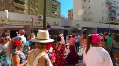 TORREMOLINOS, SPAIN - 24 Eylül 2023: 24 Eylül 2023 tarihinde İspanya 'nın Torremolinos kentindeki fuarın ilk günü olarak geleneksel San Miguel Romeria (Romeria de San Miguel) festivalinde hacılar