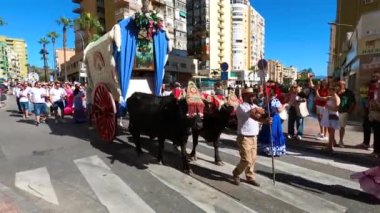 TORREMOLINOS, SPAIN - 24 Eylül 2023: 24 Eylül 2023 tarihinde İspanya 'nın Torremolinos kentindeki fuarın ilk günü olarak geleneksel San Miguel Romeria (Romeria de San Miguel) festivalinde hacılar