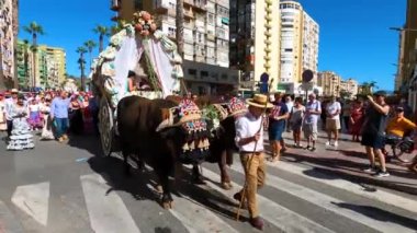 TORREMOLINOS, SPAIN - 24 Eylül 2023: 24 Eylül 2023 tarihinde İspanya 'nın Torremolinos kentindeki fuarın ilk günü olarak geleneksel San Miguel Romeria (Romeria de San Miguel) festivalinde hacılar