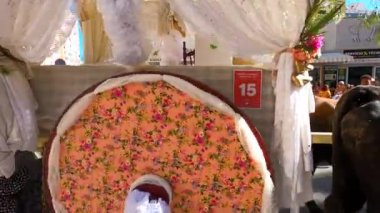 TORREMOLINOS, SPAIN - 24 Eylül 2023: 24 Eylül 2023 tarihinde İspanya 'nın Torremolinos kentindeki fuarın ilk günü olarak geleneksel San Miguel Romeria (Romeria de San Miguel) festivalinde hacılar