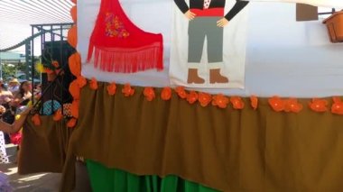 TORREMOLINOS, SPAIN - 24 Eylül 2023: 24 Eylül 2023 tarihinde İspanya 'nın Torremolinos kentindeki fuarın ilk günü olarak geleneksel San Miguel Romeria (Romeria de San Miguel) festivalinde hacılar