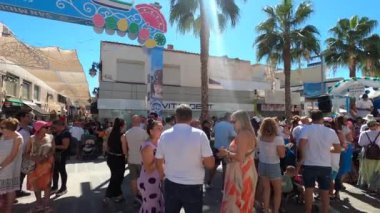 TORREMOLINOS, SPAIN - 24 Eylül 2023: 24 Eylül 2023 tarihinde İspanya 'nın Torremolinos kentindeki fuarın ilk günü olarak geleneksel San Miguel Romeria (Romeria de San Miguel) festivalinde hacılar