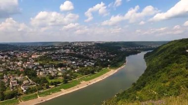 ZALICHIKI, UKRAINE - 24 Ağustos 2021: Zalichiki, Ukrayna 'da Dinyester Nehri' nin önündeki kanyon, orman ve nehir manzarası