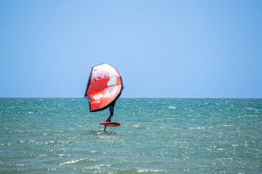 TORREMOLINOS, İspanya - 28 Mayıs 2023: Torremolinos, İspanya sahilindeki sörfçüler 28 Mayıs 2023