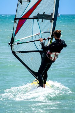 TORREMOLINOS, İspanya - 28 Mayıs 2023: Torremolinos, İspanya sahilindeki sörfçüler 28 Mayıs 2023