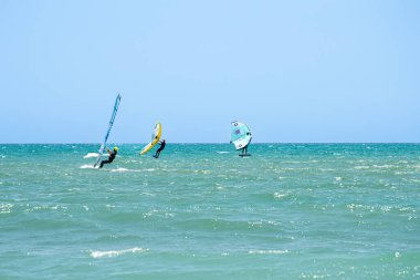 TORREMOLINOS, İspanya - 28 Mayıs 2023: Torremolinos, İspanya sahilindeki sörfçüler 28 Mayıs 2023