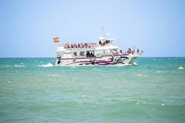 TORREMOLINOS, İspanya - 28 Mayıs 2023: Torremolinos, İspanya sahilindeki sörfçüler 28 Mayıs 2023