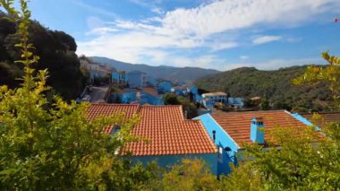JUZCAR, İspanya - 6 Ekim 2023: Juzcar, İspanya 'daki Mavi Şirinler Köyü 6 Ekim 2023