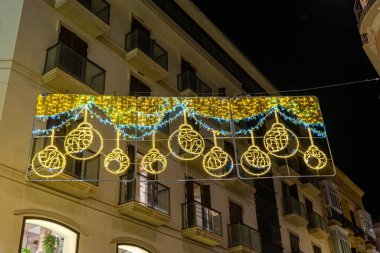 MALAGA, İspanya - 3 Aralık 2022: Malaga, İspanya 'da Marqus de Larios caddesinde Noel süslemeleri