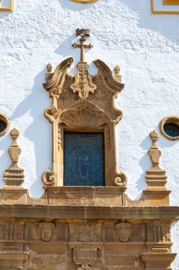 ESTEPONA, İspanya - 29 Temmuz 2023 'te İspanya' nın Estepona kentinde güneşli bir yaz gününde şehir merkezinde yürüyüş