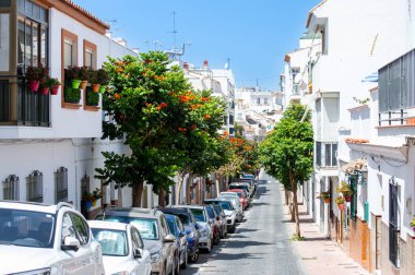 ESTEPONA, İspanya - 29 Temmuz 2023 'te İspanya' nın Estepona kentinde güneşli bir yaz gününde şehir merkezinde yürüyüş