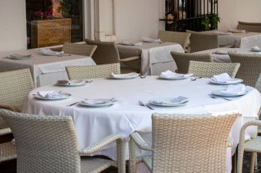 Servis edilen restoranlar müşterilerini bekliyor.
