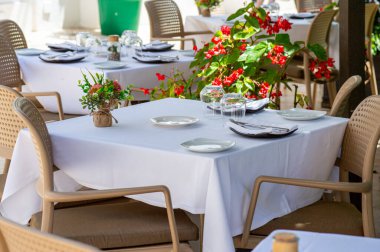 Servis edilen restoranlar müşterilerini bekliyor.