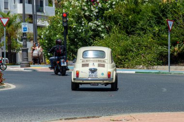 ESTEPONA, İspanya - 29 Temmuz 2023 'te İspanya' nın Estepona kentinde güneşli bir yaz gününde şehir merkezinde yürüyüş