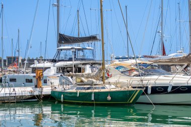 ESTEPONA, İspanya - 29 Temmuz 2023 'te İspanya' nın Estepona kentindeki yat ve tekneler