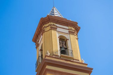 ESTEPONA, İspanya - 29 Temmuz 2023 'te İspanya' nın Estepona kentinde güneşli bir yaz gününde şehir merkezinde yürüyüş