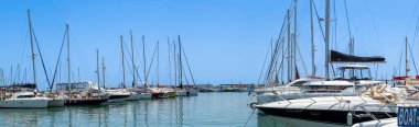 ESTEPONA, İspanya - 29 Temmuz 2023 'te İspanya' nın Estepona kentindeki yat ve tekneler