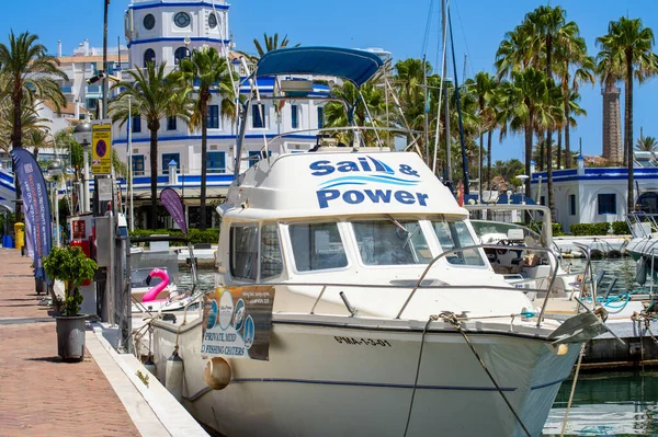 ESTEPONA, İspanya - 29 Temmuz 2023 'te İspanya' nın Estepona kentindeki yat ve tekneler