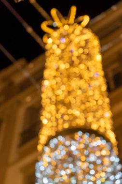 MALAGA, İspanya - 23 Aralık 2022: 23 Aralık 2022 'de İspanya' nın Malaga kentindeki şehir merkezinde bulanık noel süslemeleri