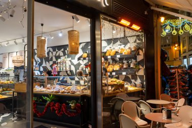 MALAGA, İspanya - 23 Aralık 2022: 23 Aralık 2022 İspanya 'nın Malaga kentindeki şehir merkezinde Noel süslemeleri