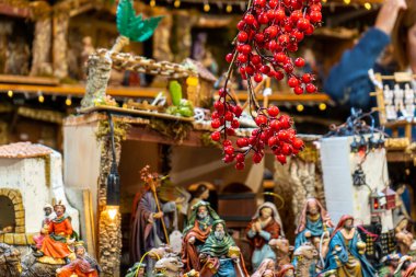 MALAGA, İspanya - 23 Aralık 2022: 23 Aralık 2022 'de İspanya' nın Malaga kenti yakınlarındaki Noel panayırı