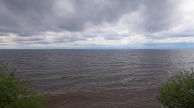 Baharda Kyiv Denizi, sağ kıyıda