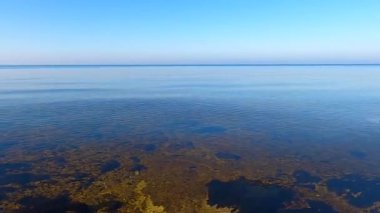 Kyiv denizi sonbaharda gün batımında, sol kıyıda