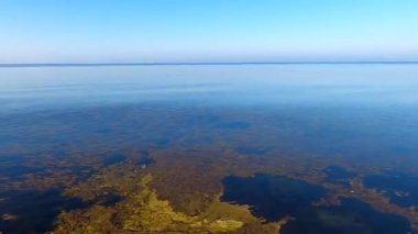 Kyiv denizi sonbaharda gün batımında, sol kıyıda