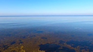 Kyiv denizi sonbaharda gün batımında, sol kıyıda