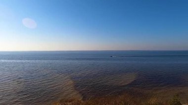 Kyiv denizi sonbaharda gün batımında, sol kıyıda