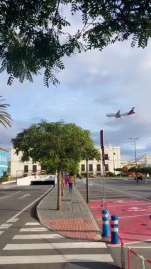 MALAGA, İspanya - 9 Kasım 2023 'te İspanya' nın Malaga kentinde Noel süsü verilen Plaza Belediye Başkanı alışveriş merkezine iniş yapan uçak.