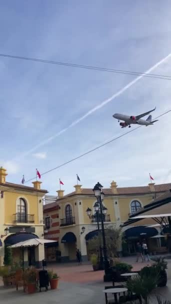 Malaga Espanha Novembro 2023 Avião Pousando Sobre Plaza Mayor Shopping — Vídeo de Stock