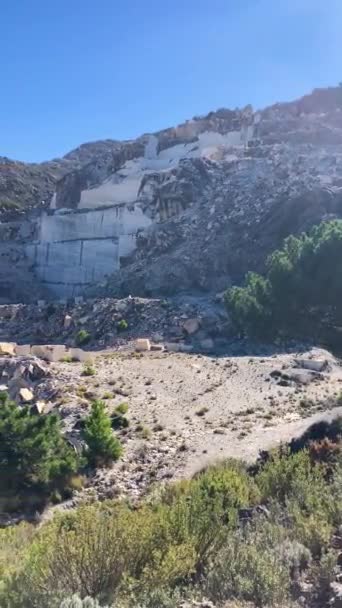 スペイン アンダルシア マラガのテヘダ アルミジャラ アラカの自然公園のルーチェロピークにハイキング — ストック動画