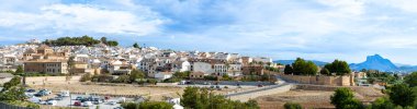ANTEQUERA, İspanya - 17 Eylül 2023: Antequera, İspanya 'daki tarihi Endülüs şehrinin panoramik görüntüsü