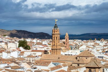 ANTEQUERA, İspanya - 17 Eylül 2023: Antequera, İspanya 'daki tarihi Endülüs şehrinin panoramik görüntüsü